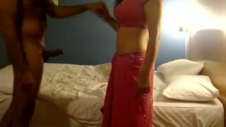 Sweet Indian babe takes saree off and sucks her lover's dick 
